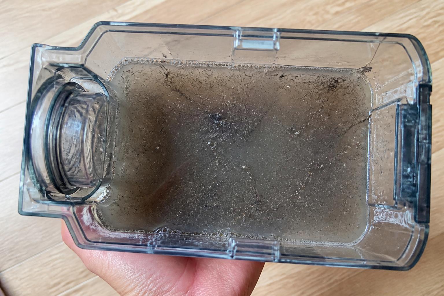 Wasser nach dem Saugen mit gesammeltem Staub